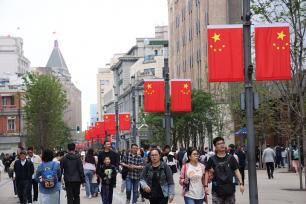 上海南京东路挂满国旗迎接五一