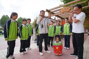 邢台：儿童比拼绘彩蛋 学习传统民俗迎立夏