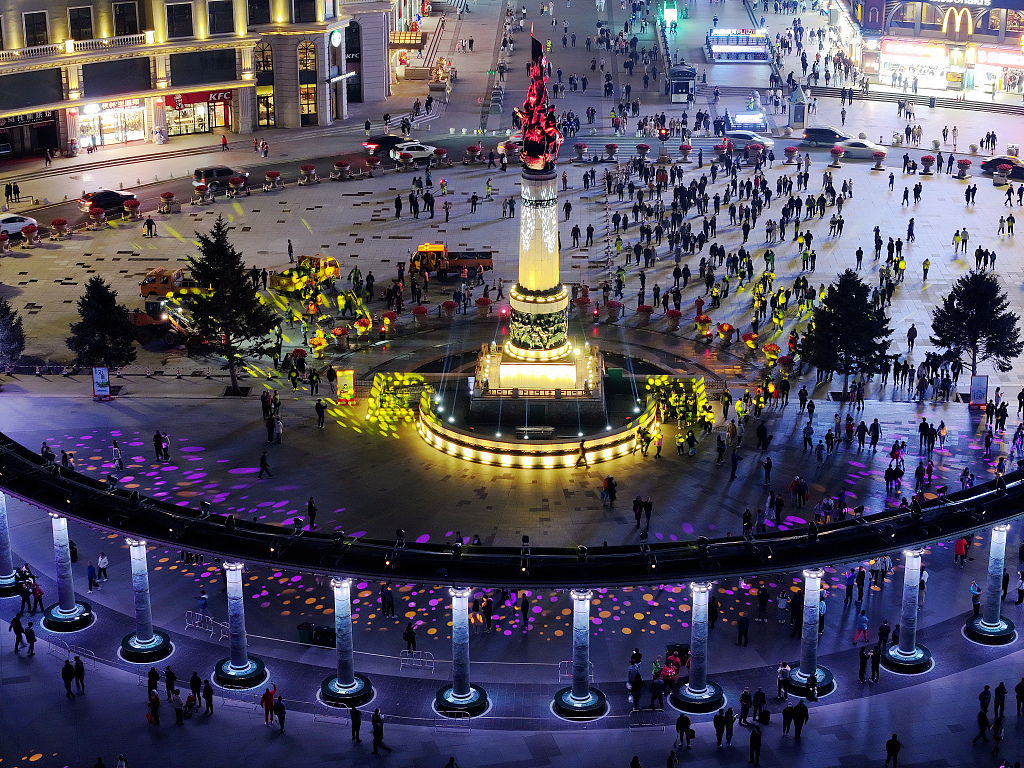 哈尔滨：防洪胜利纪念塔灯光璀璨迎“五一”