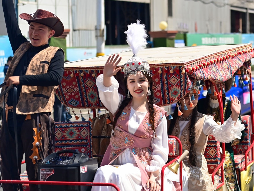 新疆乌鲁木齐：巡游盛宴