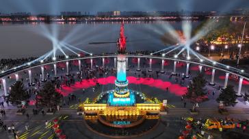 哈尔滨：防洪胜利纪念塔灯光璀璨迎“五一”