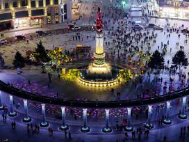 哈尔滨：防洪胜利纪念塔灯光璀璨迎“五一”