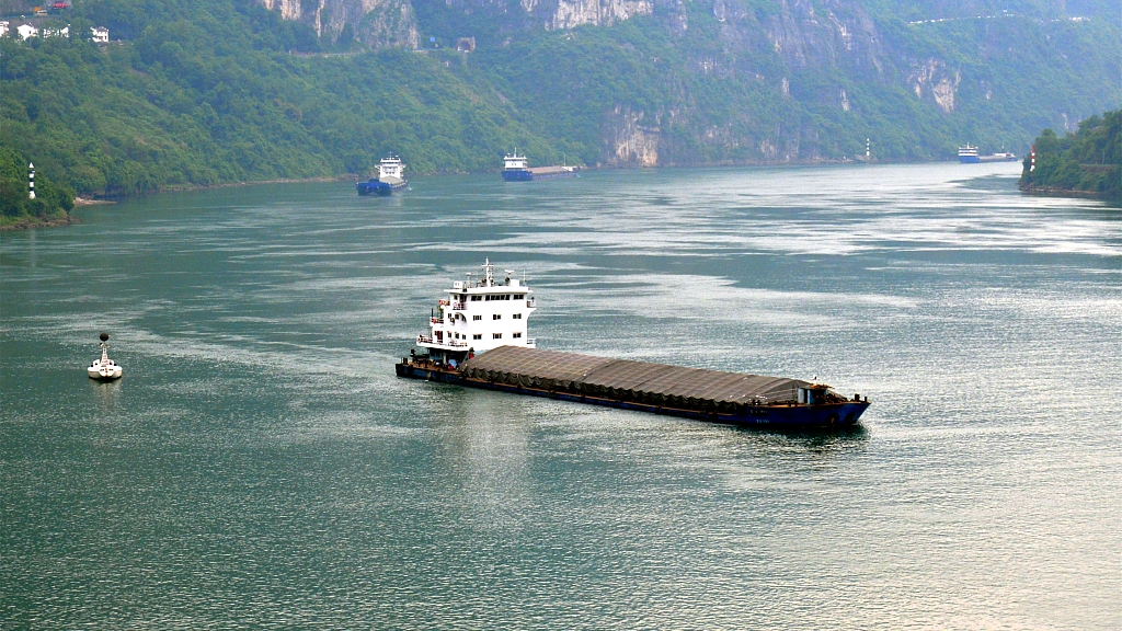 湖北宜昌：货船畅行西陵峡“黄金水道”