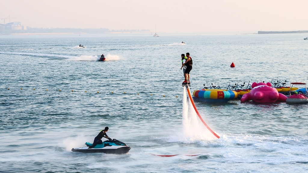 青岛：游客与浪共舞 体验海上运动乐趣