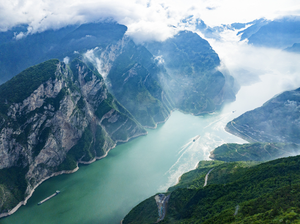 湖北秭归：长江三峡云雾缥缈生态美