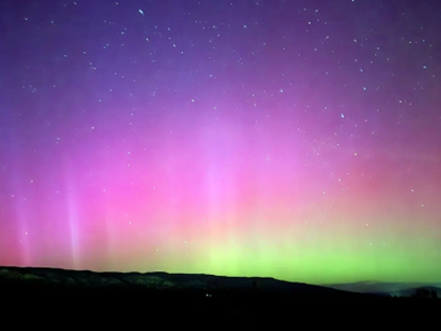 美国多地现极光：绿紫粉三色夜空交织 低纬度也能观测