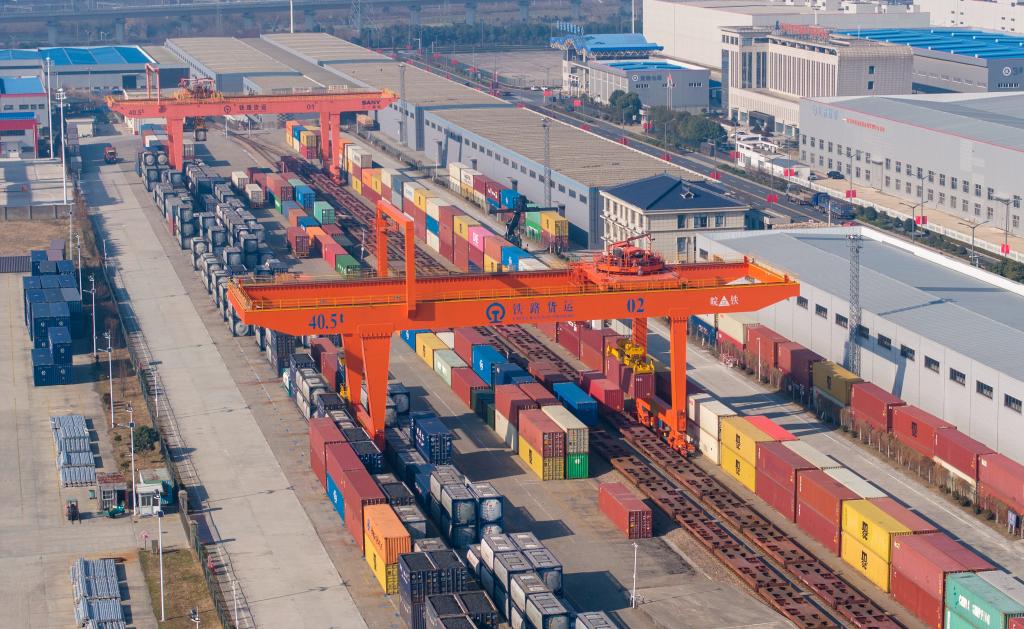 2023年12月25日，在中国铁路上海局集团有限公司海安物流基地，集装箱门吊进行集装箱装运作业。新华社.jpg