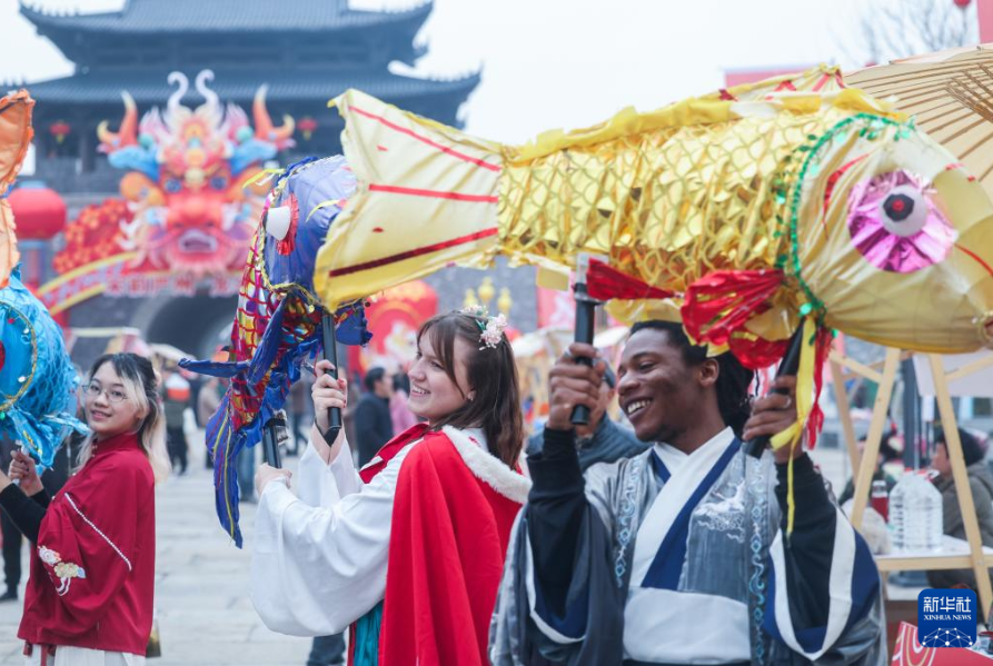 海外网评：让中国公民说走就走，让外国朋友宾至如归