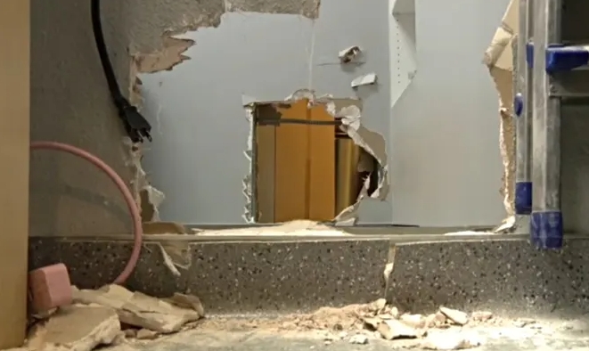 美国窃贼挖穿3家店铺6堵墙 到达珠宝店时与店主相遇