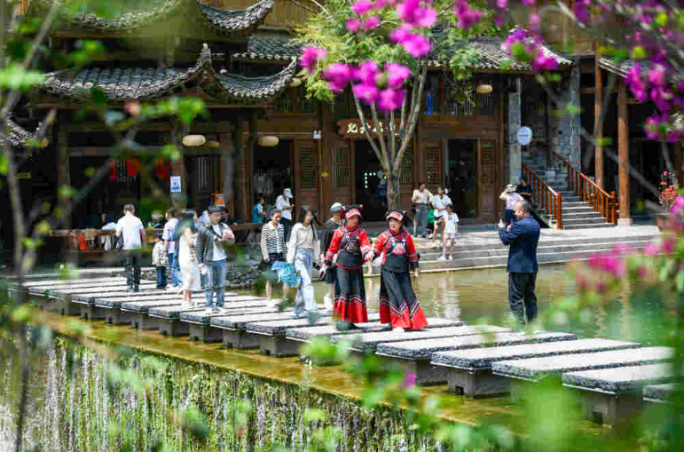 海外网评：春日“颜值”催生经济“产值”