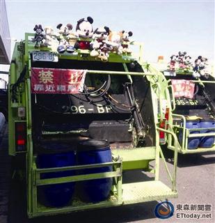 台南最萌垃圾车“丢弃的米奇”排排坐(图)