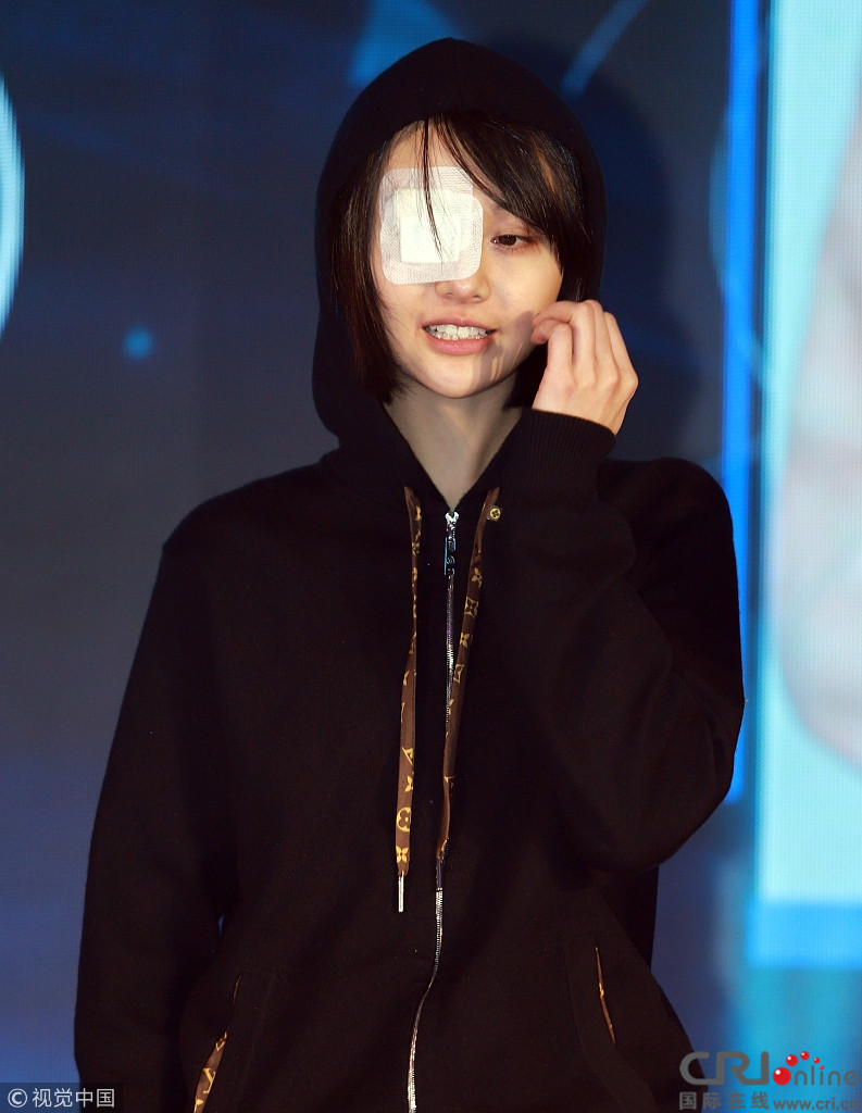 郑爽受伤后首亮相撞伤眼角变独眼侠