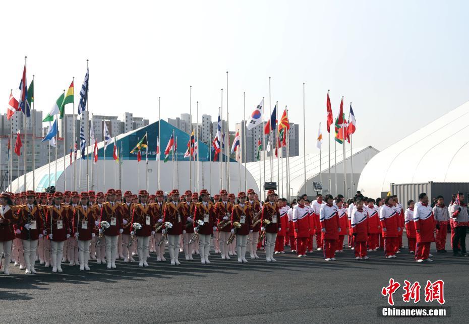朝鲜女子乐团在奥运村升旗仪式上演奏