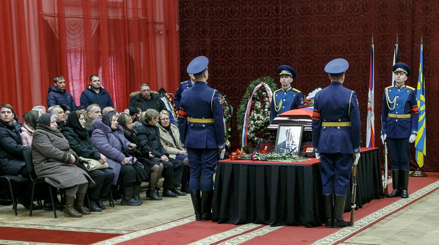 俄"殉国"飞行员遗体告别 民众排长龙献花