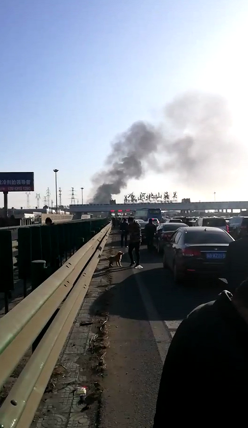 京哈高速一油罐车起火现场