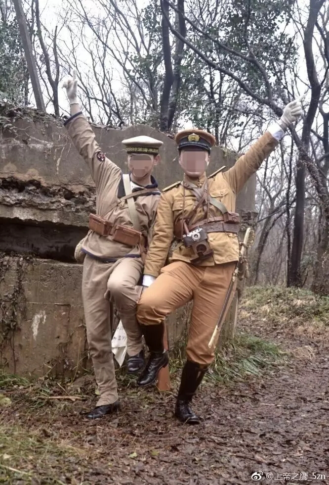 "上帝之鹰_5zn"微博配图显示,2男子着日本军装摆拍合影.