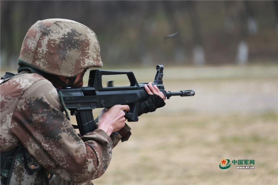 陆军侦察兵开启魔鬼周训练上演荒野求生