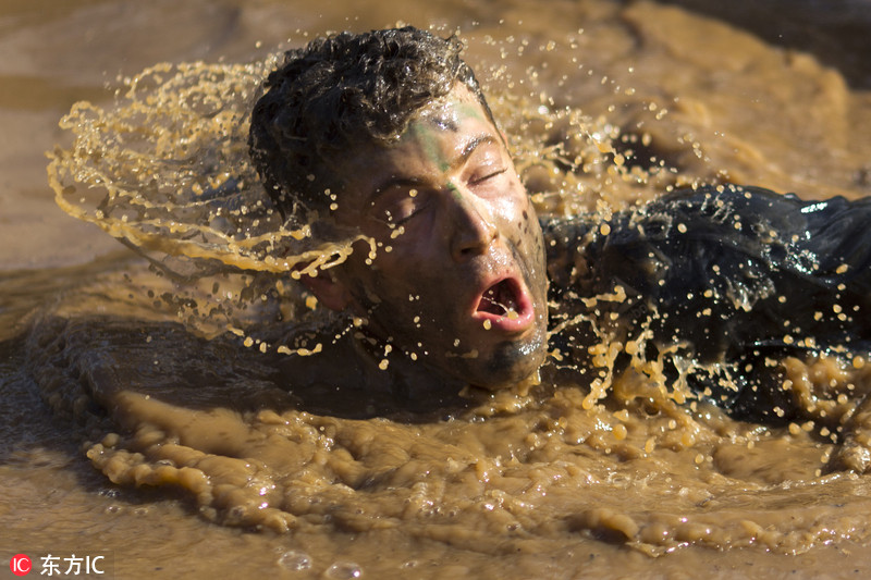 以色列举办10公里泥地跑选手泥浆中奋力前行