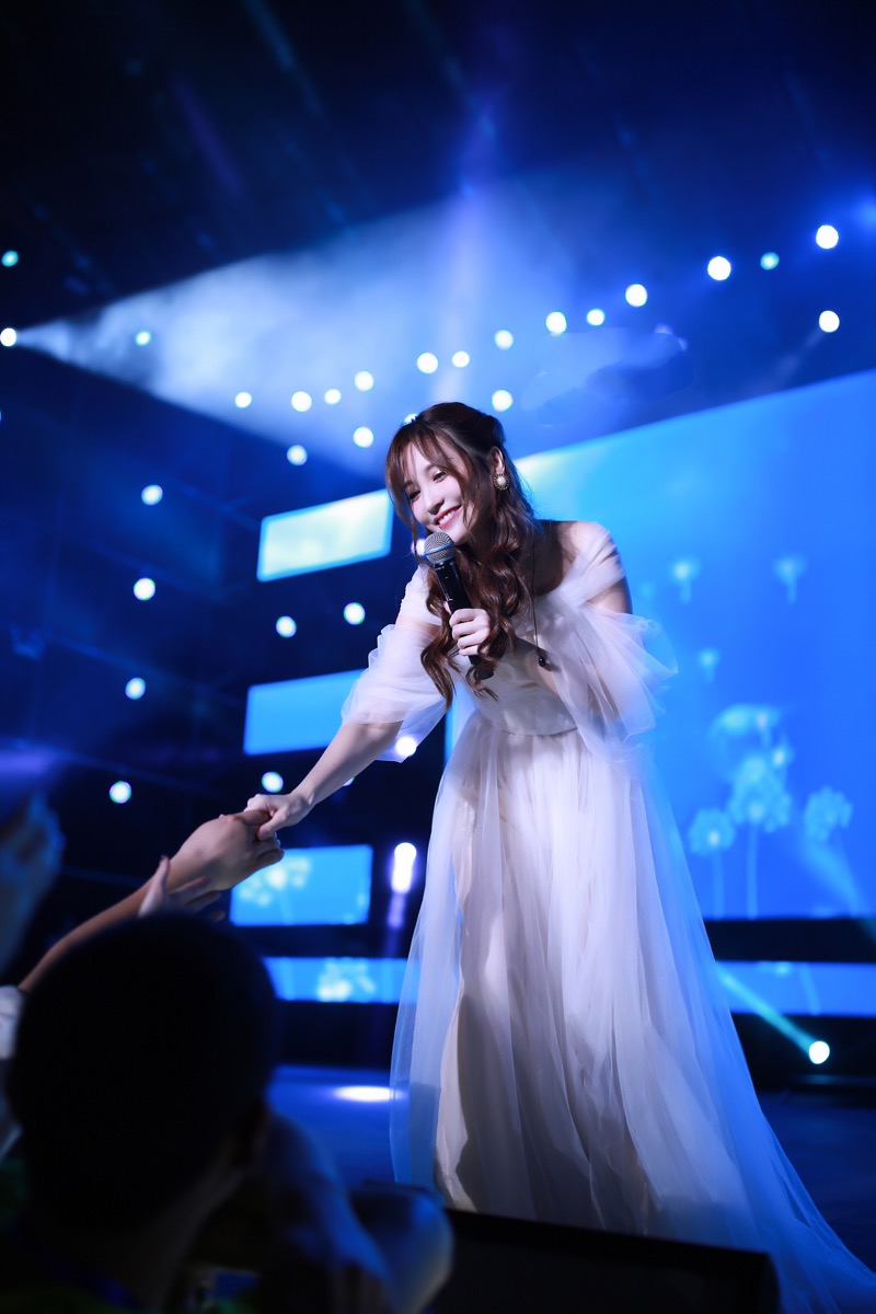 飘飘欲仙金莎现身活动白色纱裙优雅十足