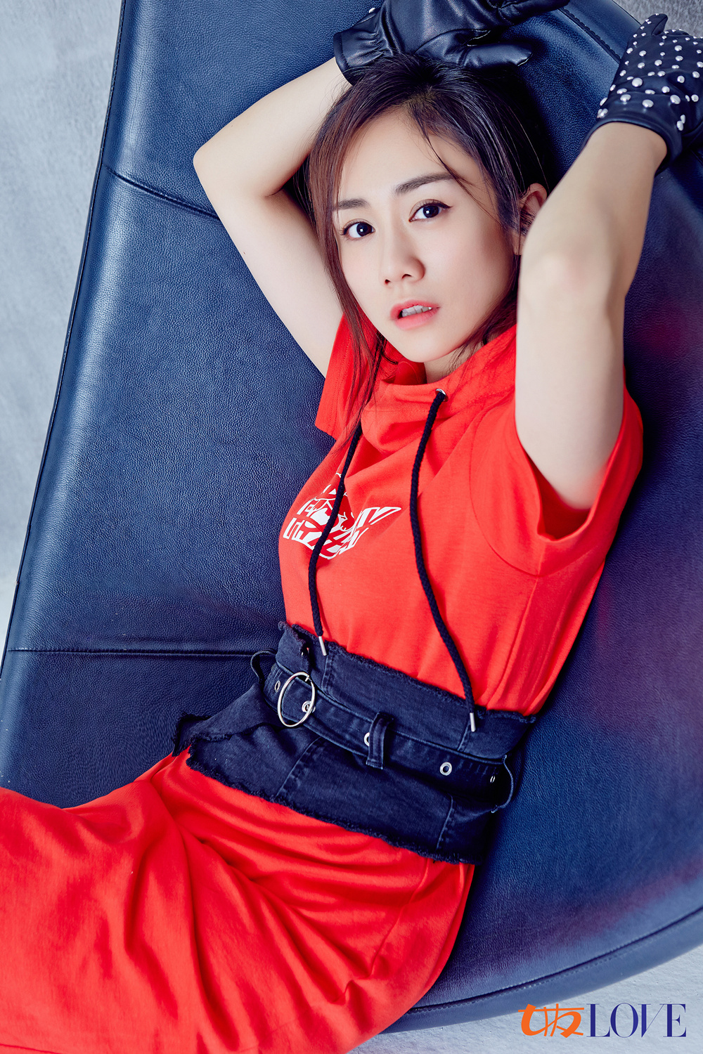 刘芸登杂志封面演绎都市飒爽女性