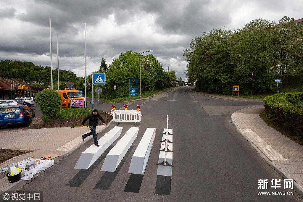 德国小镇现3d人行道斑马线旨在提高道路安全