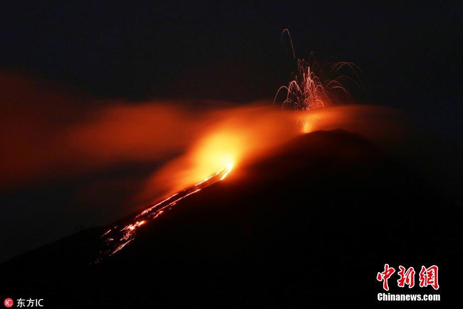 危地马拉帕卡亚火山活动频繁 喷发火红岩浆