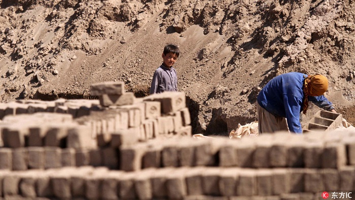 上不起学的搬砖童年 阿富汗砖窑童工劳作实录