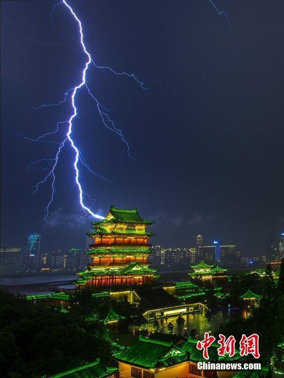 江西南昌雷雨交加 闪电场面震撼