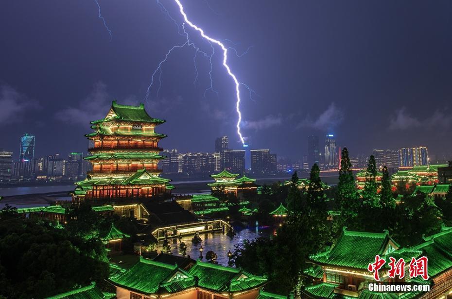 江西南昌雷雨交加闪电场面震撼