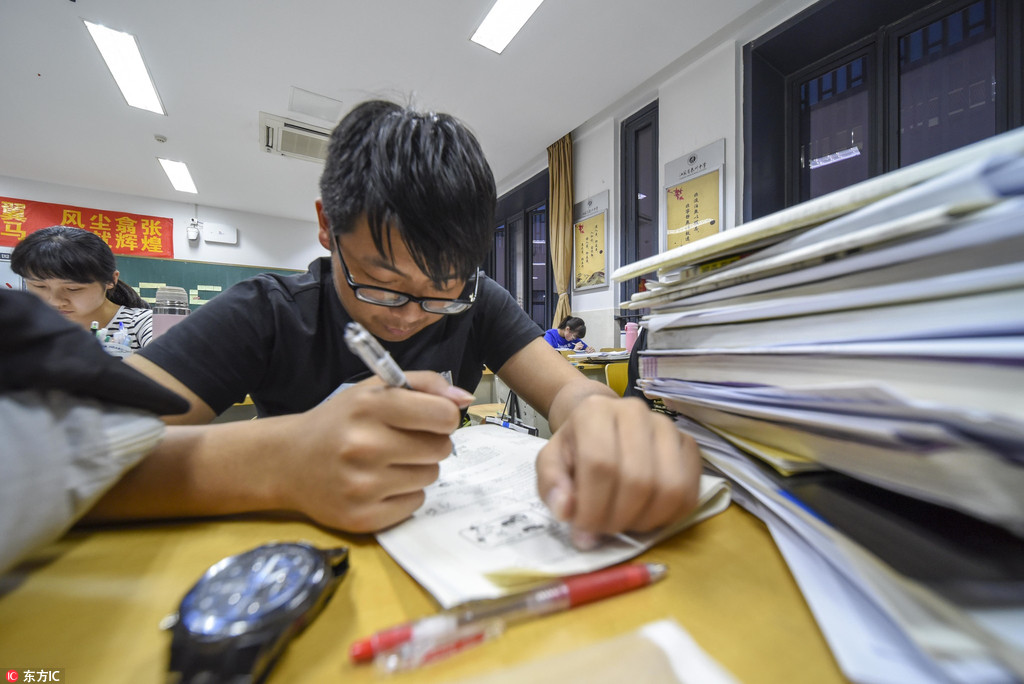 江苏省泰州中学,高三学生在上晚自习.