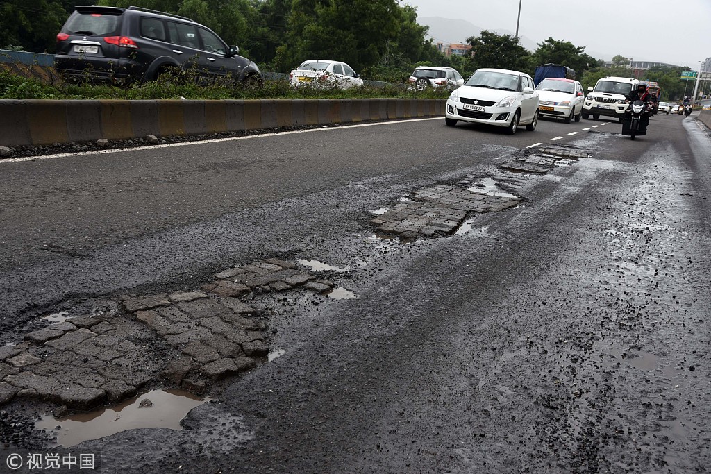 印度孟买遭暴雨袭击城市道路泥泞出行艰难