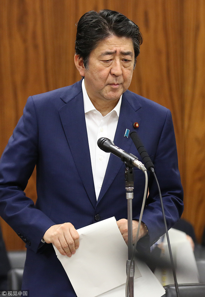 日本國會上議院討論賭場法案安倍難擋睏意打瞌睡