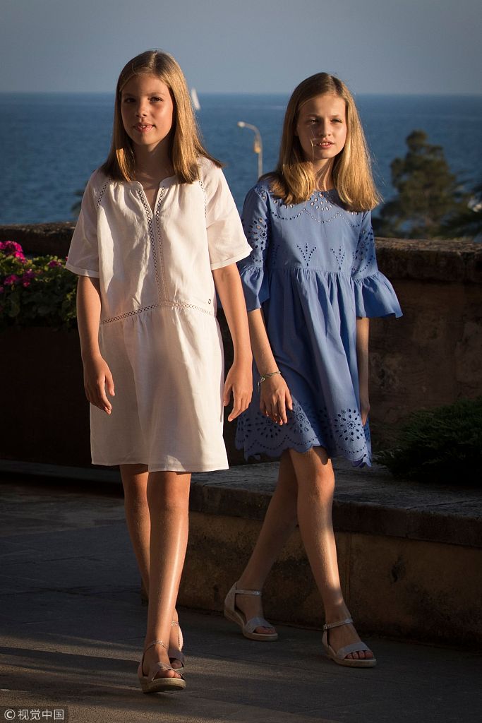 西班牙国王偕家人赴海岛度假 公主姐妹花清新脱俗