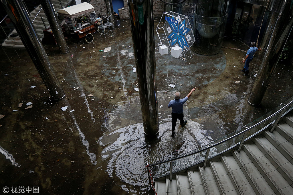 强暴风雨袭击乌克兰建筑损毁商店被淹