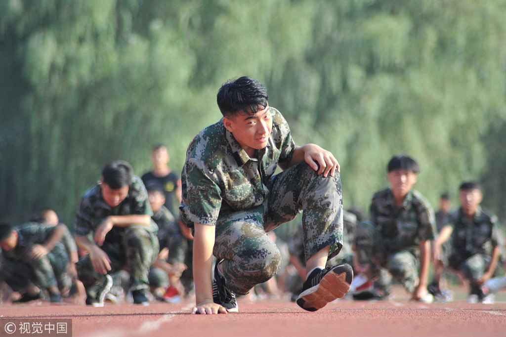 山西运城高一新生烈日下进行军训磨练意志