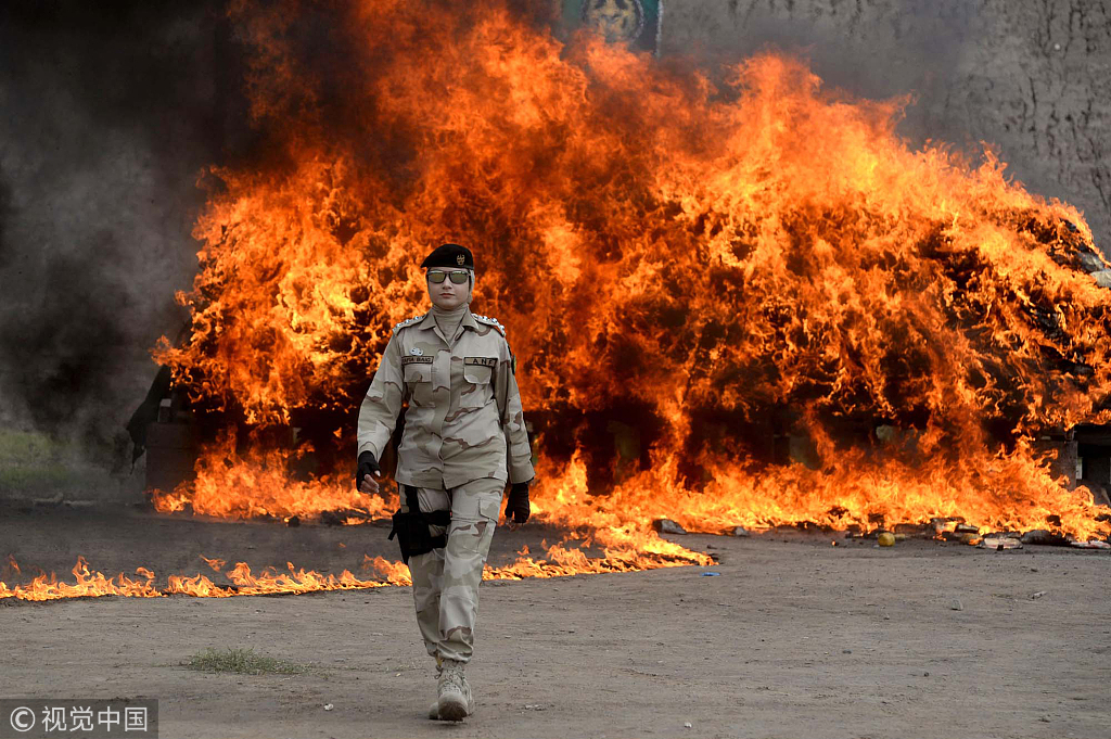 巴基斯坦缉毒警察焚烧数吨毒品 现场火光汹涌