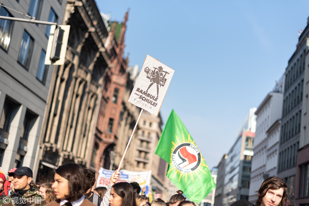德国数百学生罢课上街游行 呼吁改革教育体系