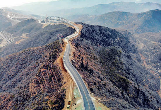 11月20日,新改建的太原市天龙山路英姿初现.