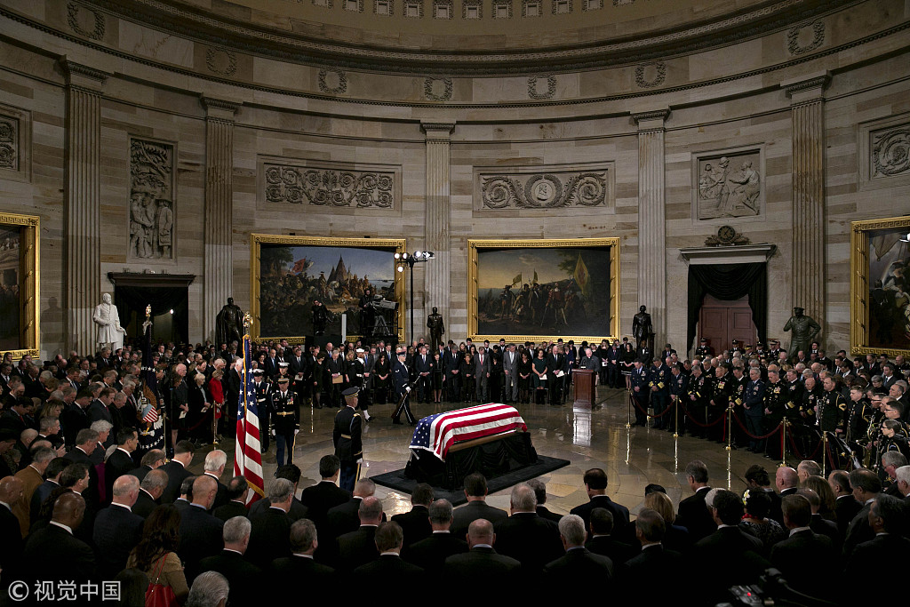美国前总统老布什灵柩运抵国会圆形大厅举行追悼仪式组图