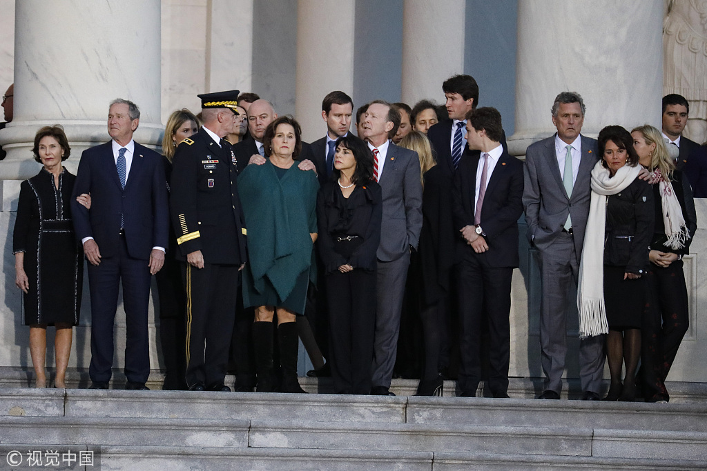 美国前总统老布什灵柩运抵国会圆形大厅举行追悼仪式组图