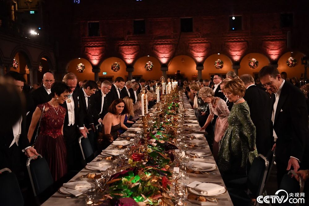 2018诺贝尔奖晚宴举行数千嘉宾盛装出席