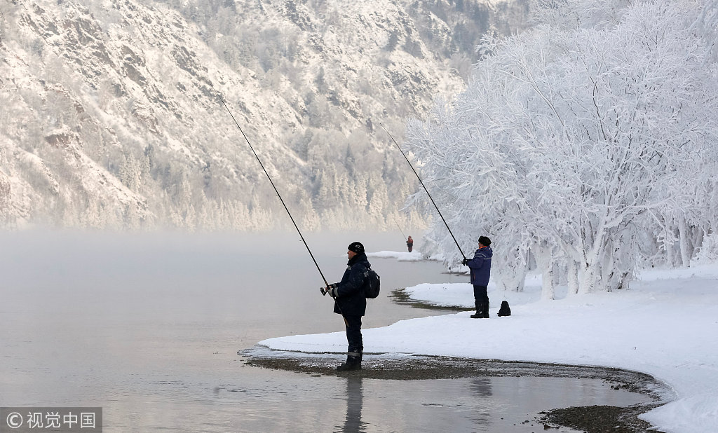 俄罗斯北方森林被冰封民众雪中垂钓如置身冰雪王国