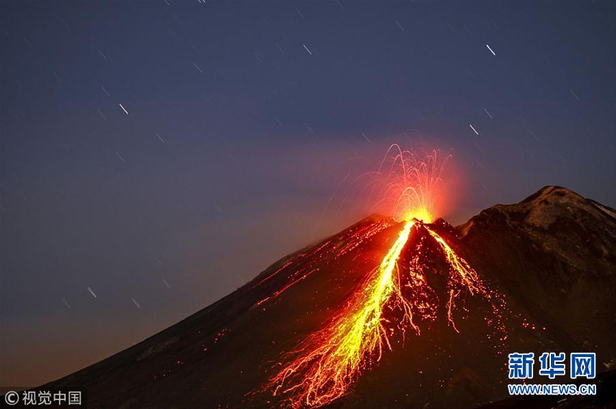 意大利埃特納火山噴發大量岩漿照亮火山口