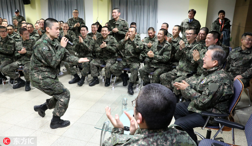 文在寅视察前线部队背后现汉字标语天下无敌