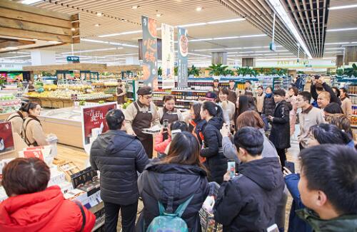 超市促销员"撞脸"林依轮?