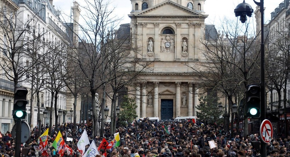 上百名法国中学生走上巴黎街头 抗议教育改革！