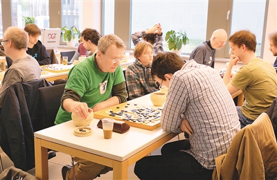 外国棋手在围棋大赛对弈 柏林中心王娟 摄