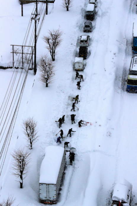 日本罕见暴雪致交通瘫痪 路边店免费提供500份餐