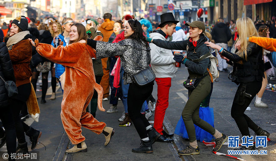 科隆民众庆祝女性狂欢节标志街头狂欢开始