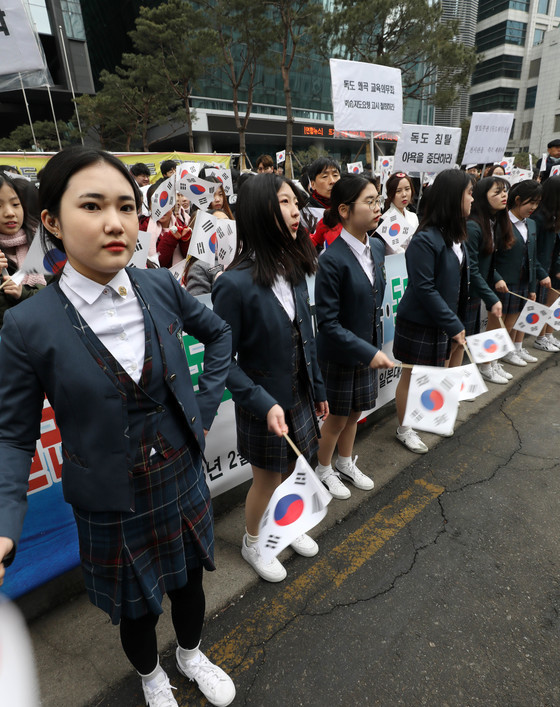 22日，首尔某女高的学生挥舞太极旗，谴责日本举办“竹岛日”